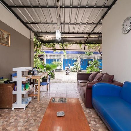 Urbanview Hotel Minongga Pondok Labu By Reddoorz Джакарта Экстерьер фото