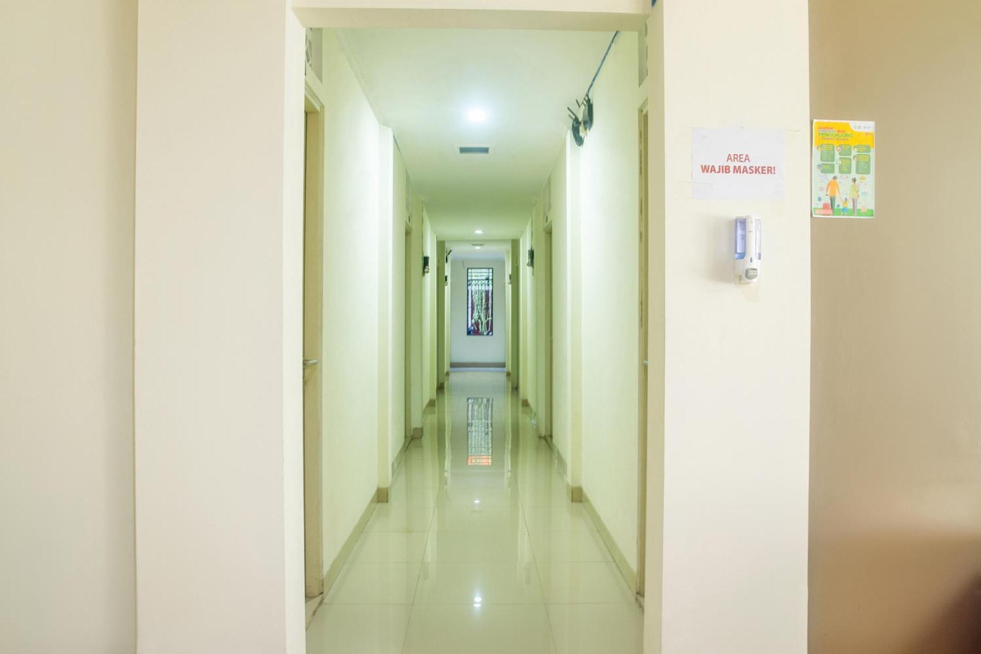 Urbanview Hotel Minongga Pondok Labu By Reddoorz Джакарта Экстерьер фото