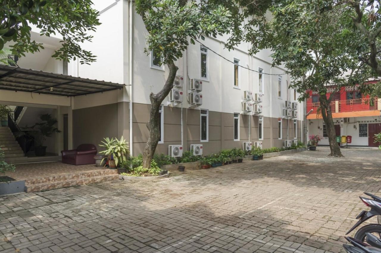Urbanview Hotel Minongga Pondok Labu By Reddoorz Джакарта Экстерьер фото